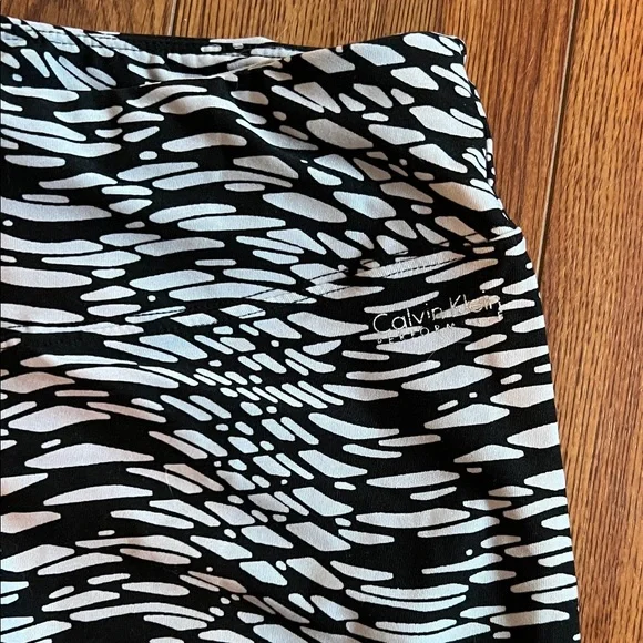 Calvin Klein Performance “Quick Dry” Black & White Abstract Print Capri Leggings - Picture 2 of 5